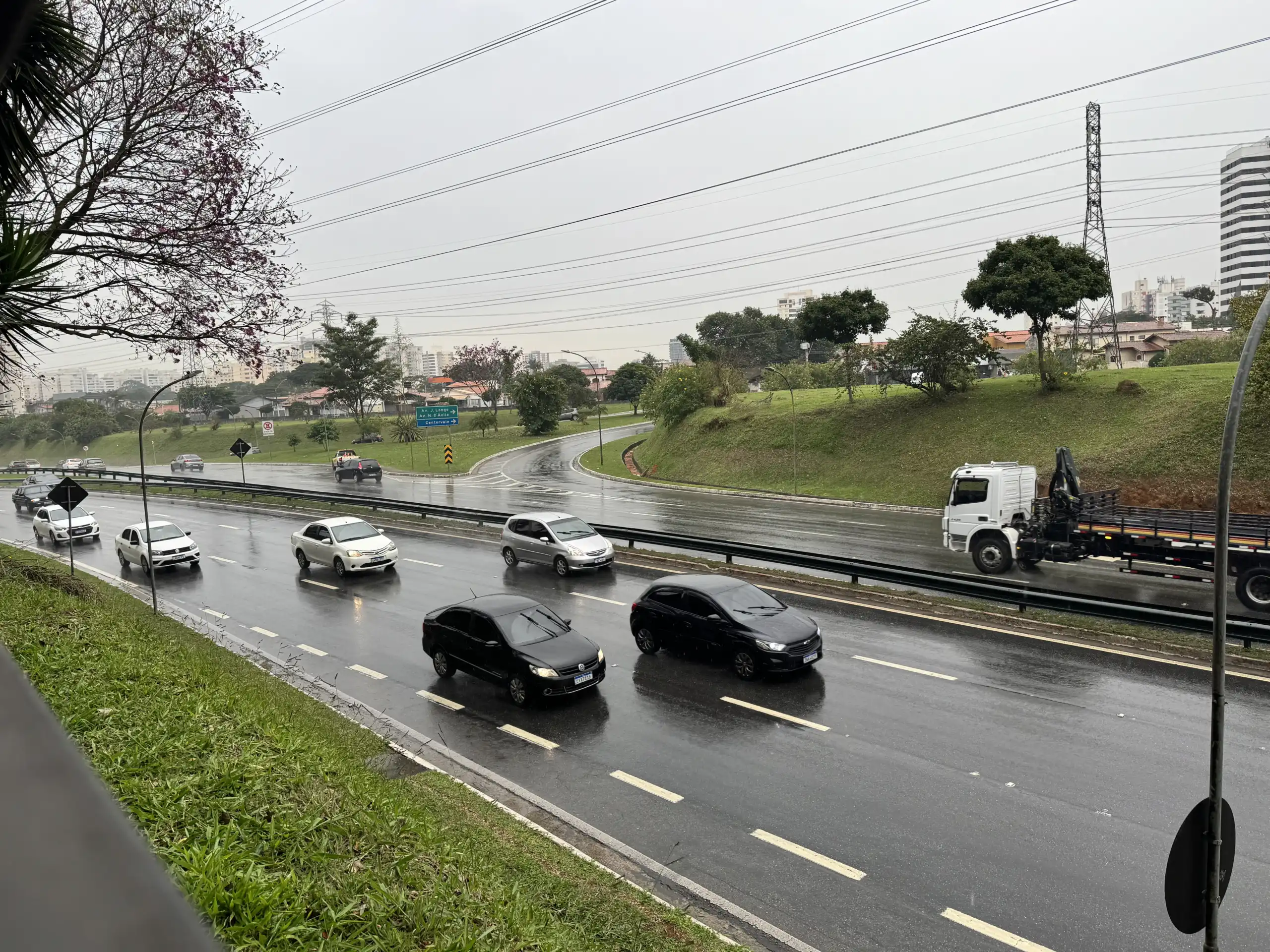 Frente fria mantém tempo fechado, chuva e temperaturas baixas no Vale e Litoral