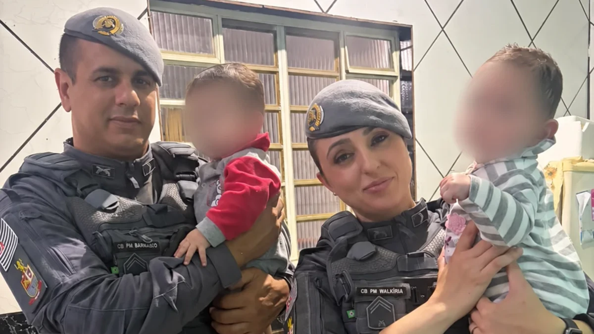 Gêmeos de 7 meses são encontrados sozinhos em casa, e pais são levados à delegacia