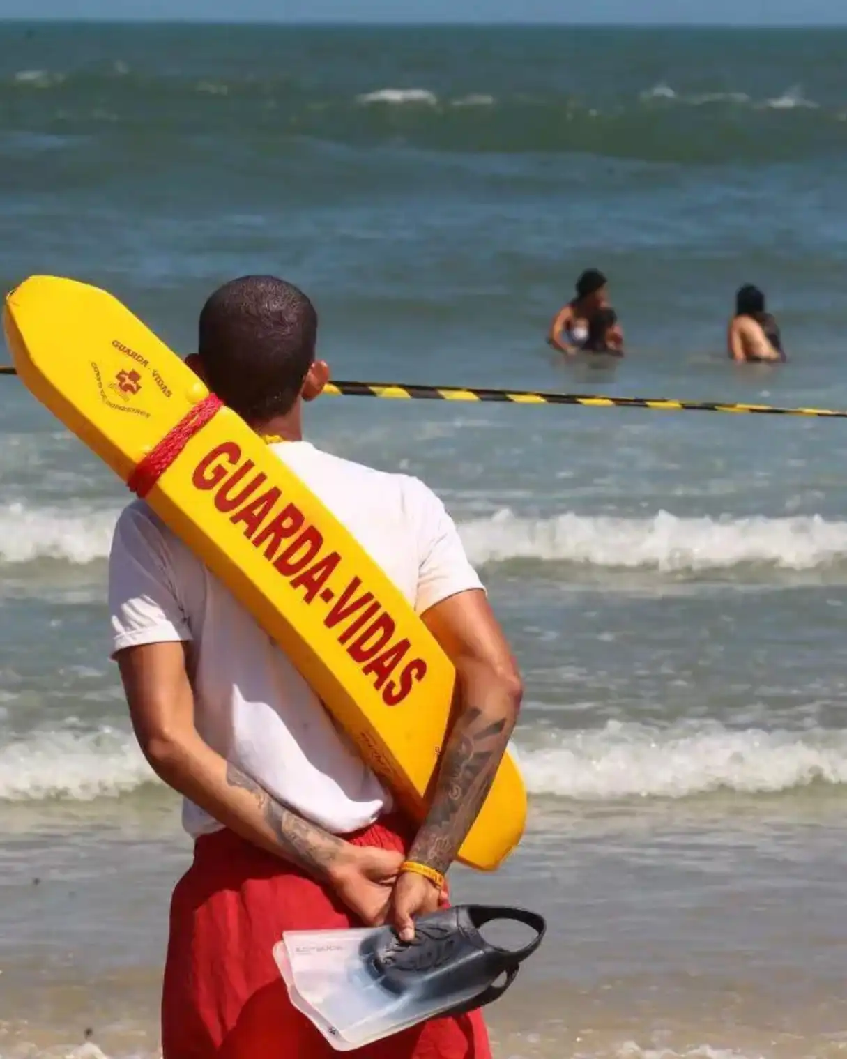 Jovem entra no mar para salvar mulher e desaparece em São Sebastião