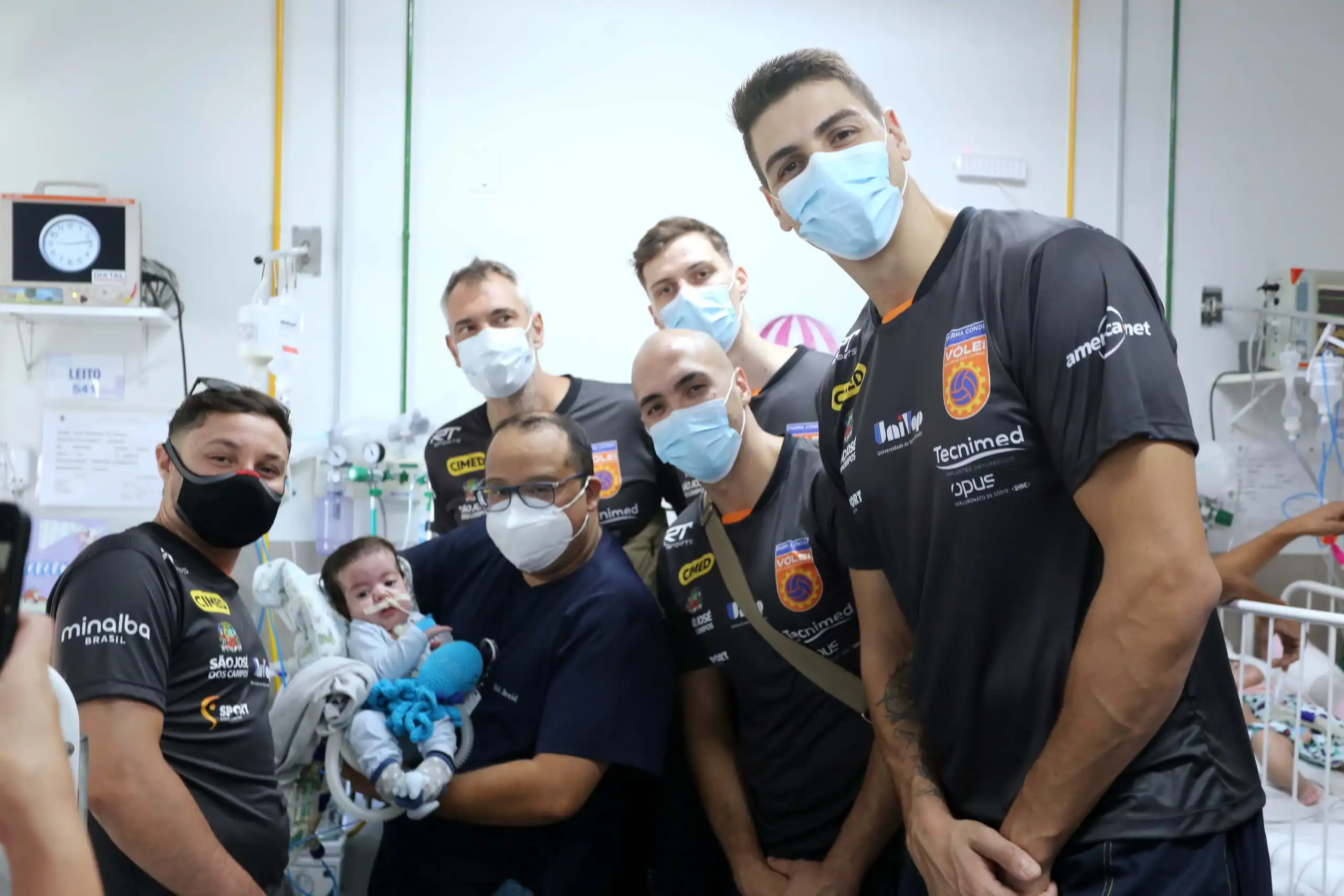 Farma Conde Vôlei visita pediatria de hospital em São José