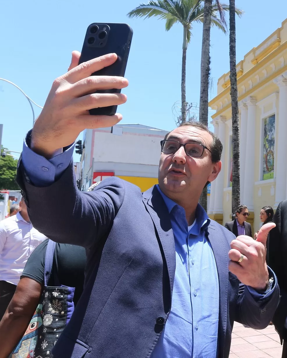 Redes sociais de Anderson Farias viram espaço de desabafo e críticas da população em São José dos Campos